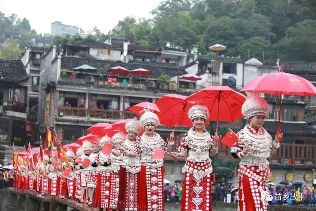 黄平表演队在湖南凤凰参加民俗摄影双年展暨苗族银饰服饰文化节活动