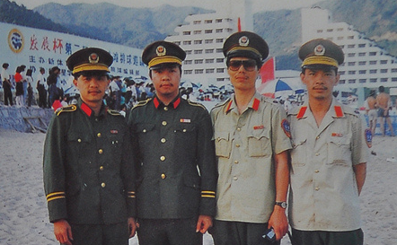 中国公安队伍的警服1995年为何会彻底取消了领章