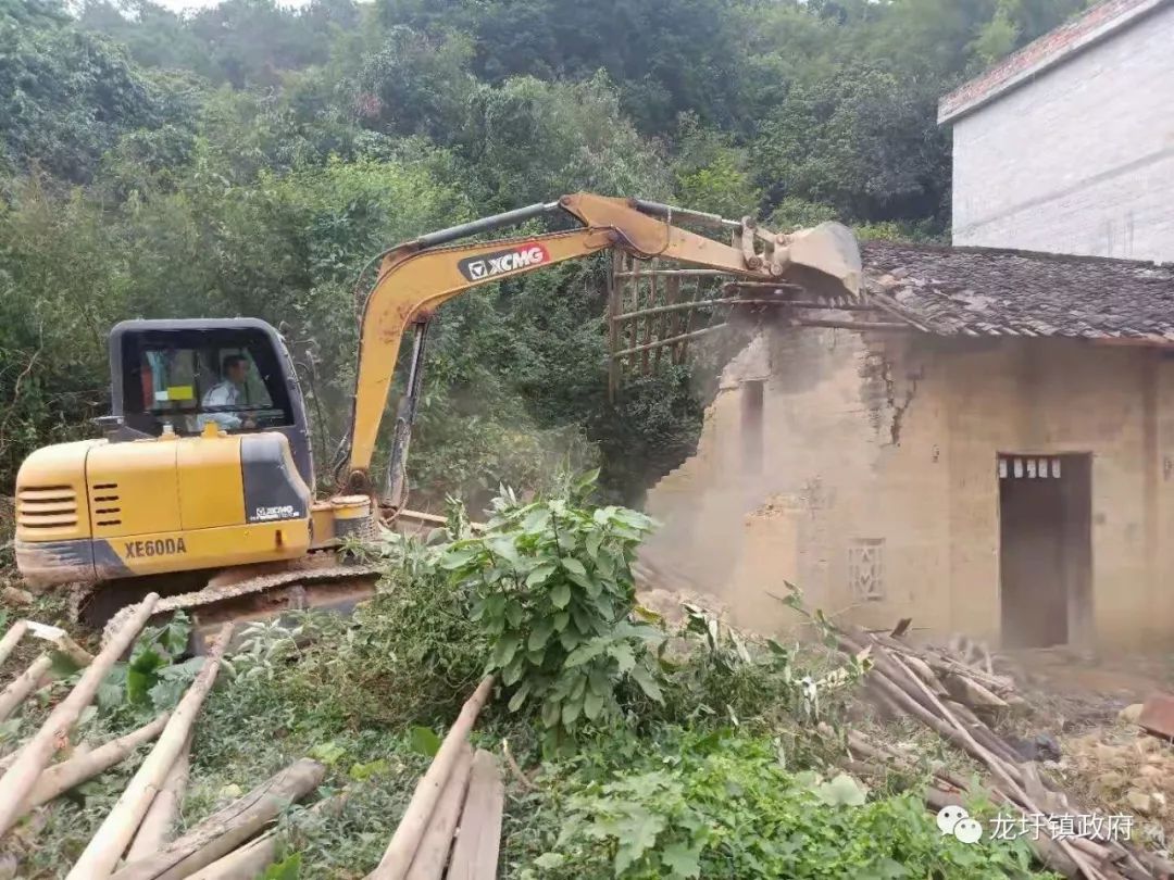 三清三拆积极拆除危房消除安全隐患