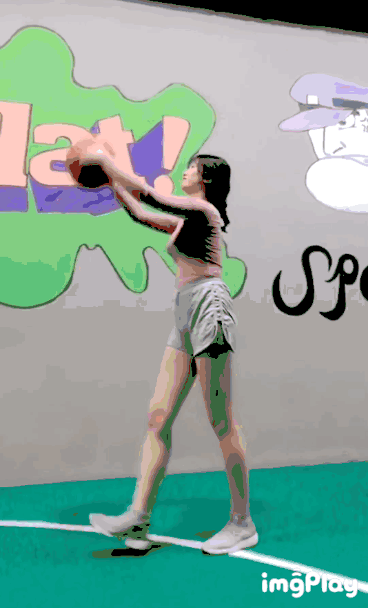 搞笑GIF图：女式投篮姿势，来见识一下_操作