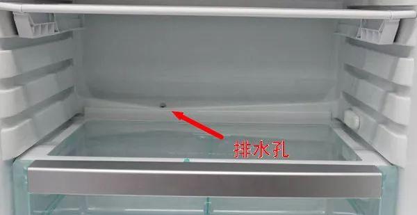 排水孔可以及时将冰箱内的水排出,防止冷藏室结冰影响到冷藏效果.