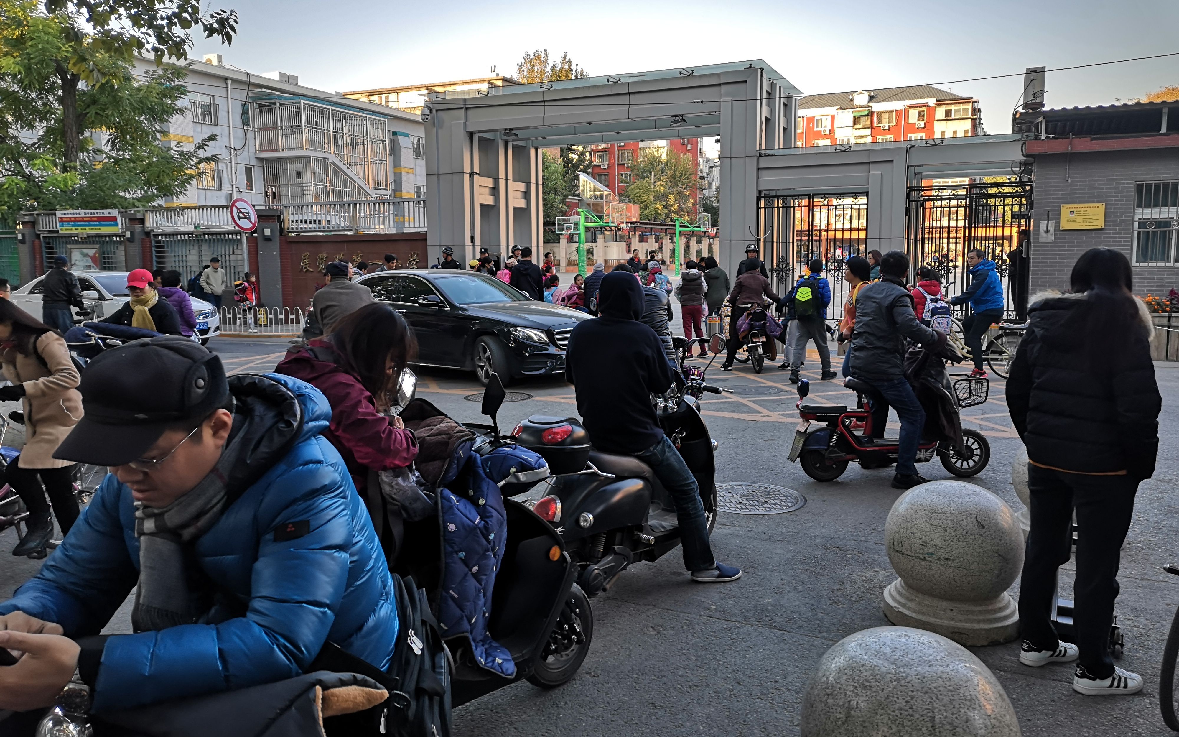 车辆无序停放、家长提前到校等待北京中小学周边有点堵