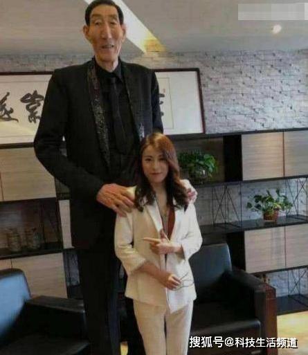世界最高巨人比姚明还高20厘米 c9ef3f3ae93d4be19b4f8757fb210ba4.jpeg