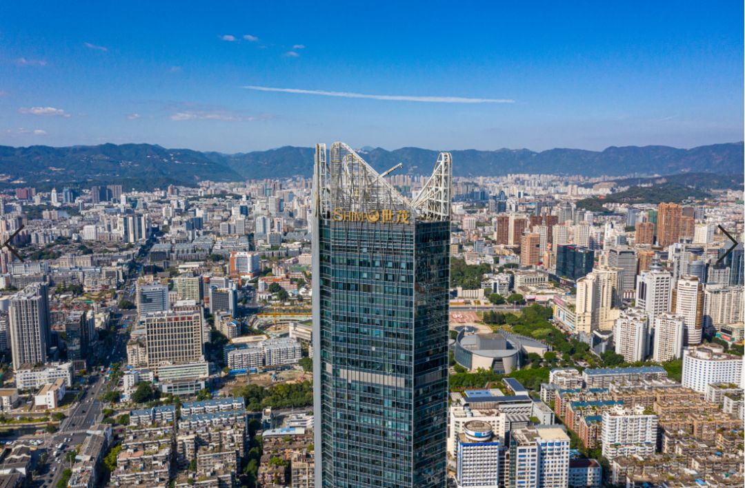 2011年9月28日世茂国际中心封顶 一千多个日夜不间断施工,设计图上