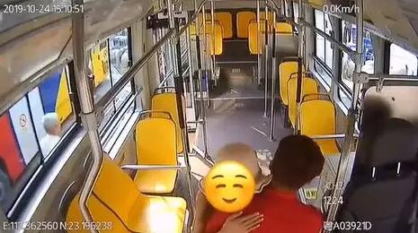 广州公交上，女乘客因失恋痛哭，接下来一个举动非常暖心