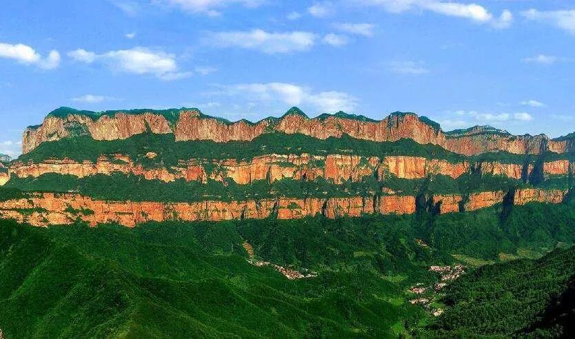 嶂石岩位于石家庄赞皇县境内,嶂石岩地貌为我国三大旅游砂岩地貌之一