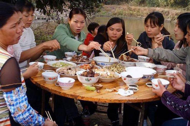 农村酒席比城里的好吃要是因为肉食很多流口水是必须的