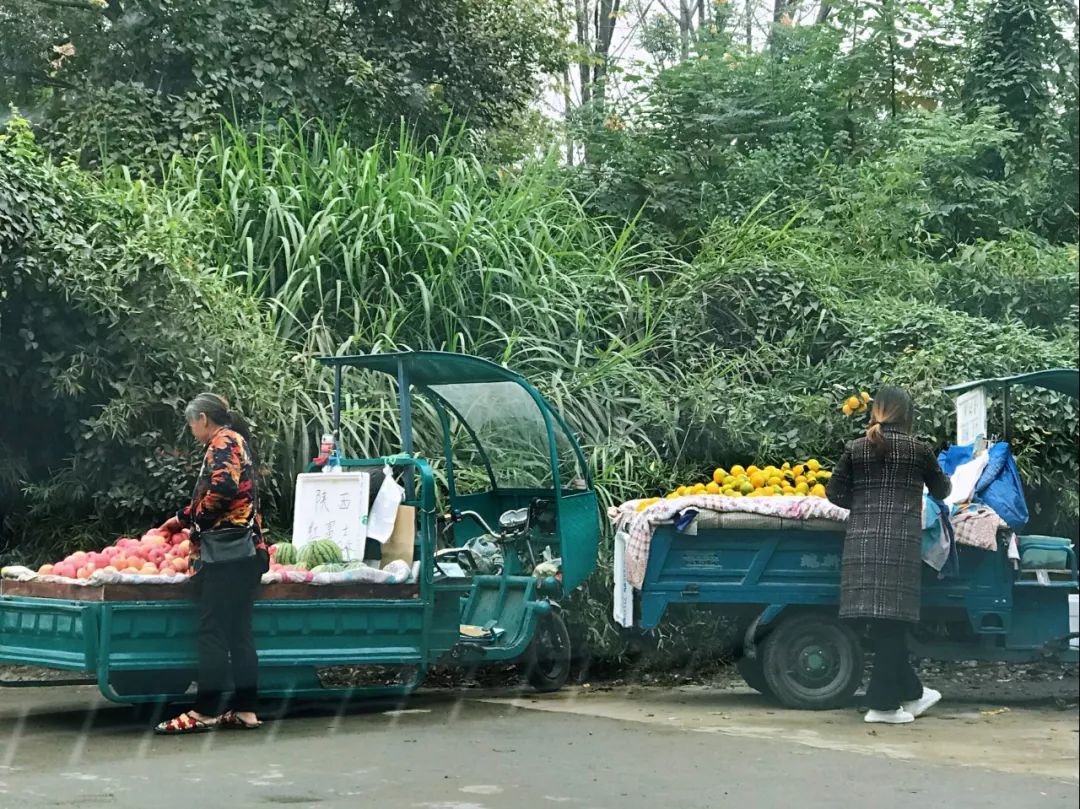 人口摆地摊_摆地摊图片(2)