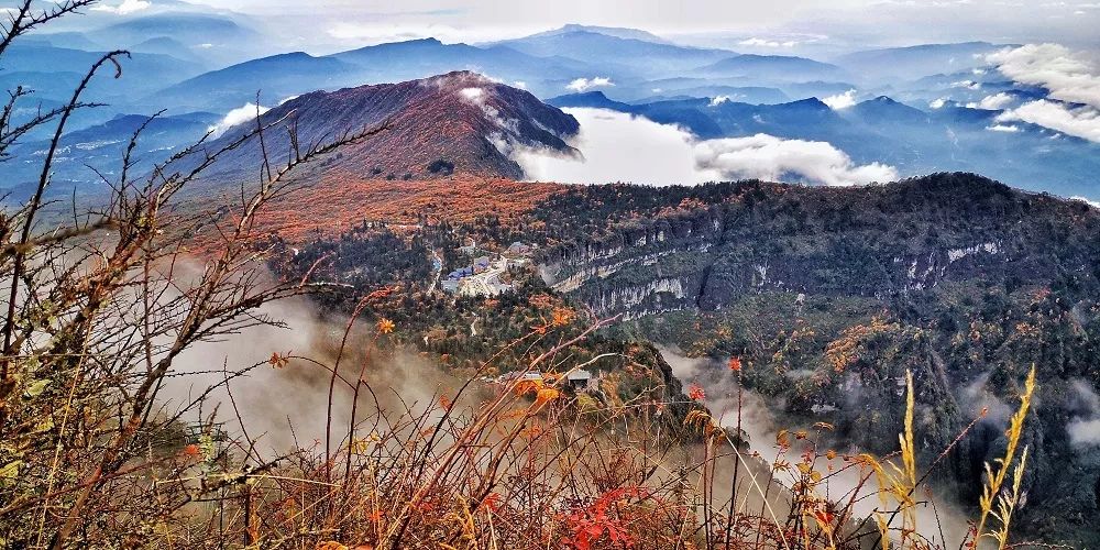 航拍峨眉山秋色,山林尽染,风轻云淡