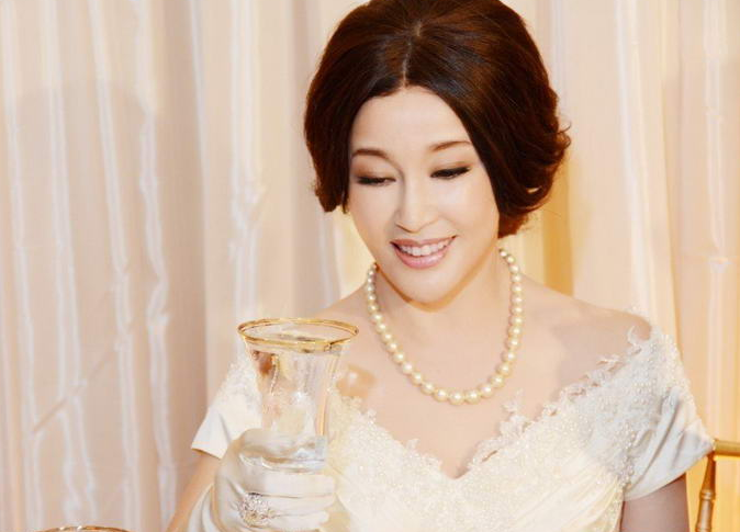 原创刘晓庆迎来67岁生日,少女感爆棚看不出年龄,摘下帽子却满脸油光