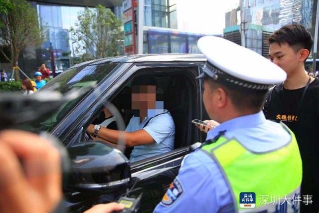 深圳“最严交规”实施首日有司机对执法有异议，交警现场调取监控