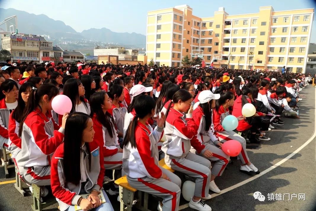 昨天的泼机中学太美了,镇雄多位知名音乐人都朝这里跑