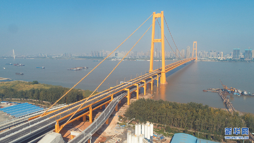 四川宜宾合江口至上海吴淞口长江干流上，已建成115座大桥