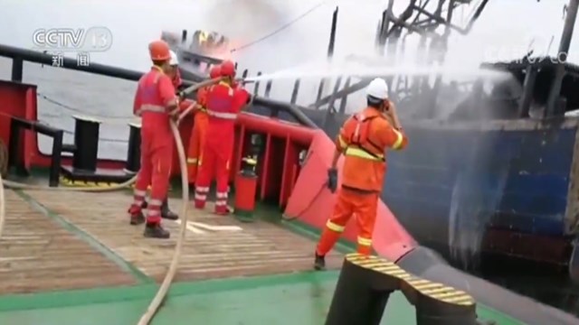 直击现场！广西一渔船海上突发起火事故11名船员遇险获救