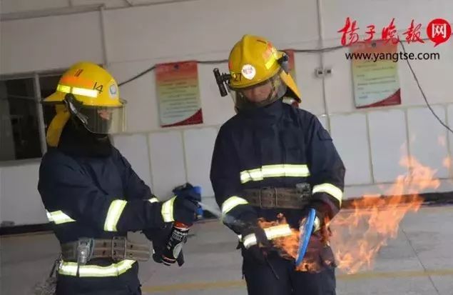 向辣妈进军@两个孩子玩它烧成了“火人”，没想到这些东西竟都是易燃品