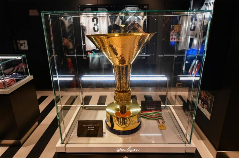 歌诗达邮轮    威尼斯号 尤文博物馆里的17-18赛季意甲联赛冠军奖杯及