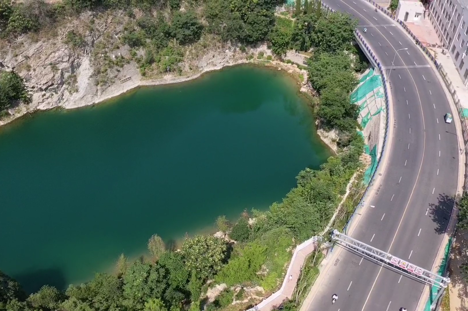 航拍济南和平路东路边的砚池池水碧绿青山环绕