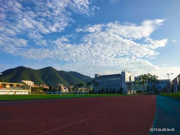 分别为鼎湖校区和端州校区主要有两个校区肇庆医专肇庆医学高等专科