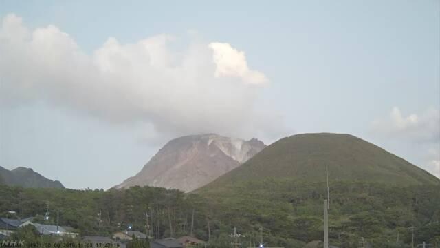 日本萨摩硫磺岛火山喷发火山口不远常有游客