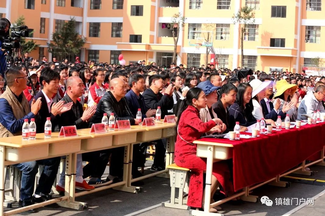 昨天的泼机中学太美了,镇雄多位知名音乐人都朝这里跑