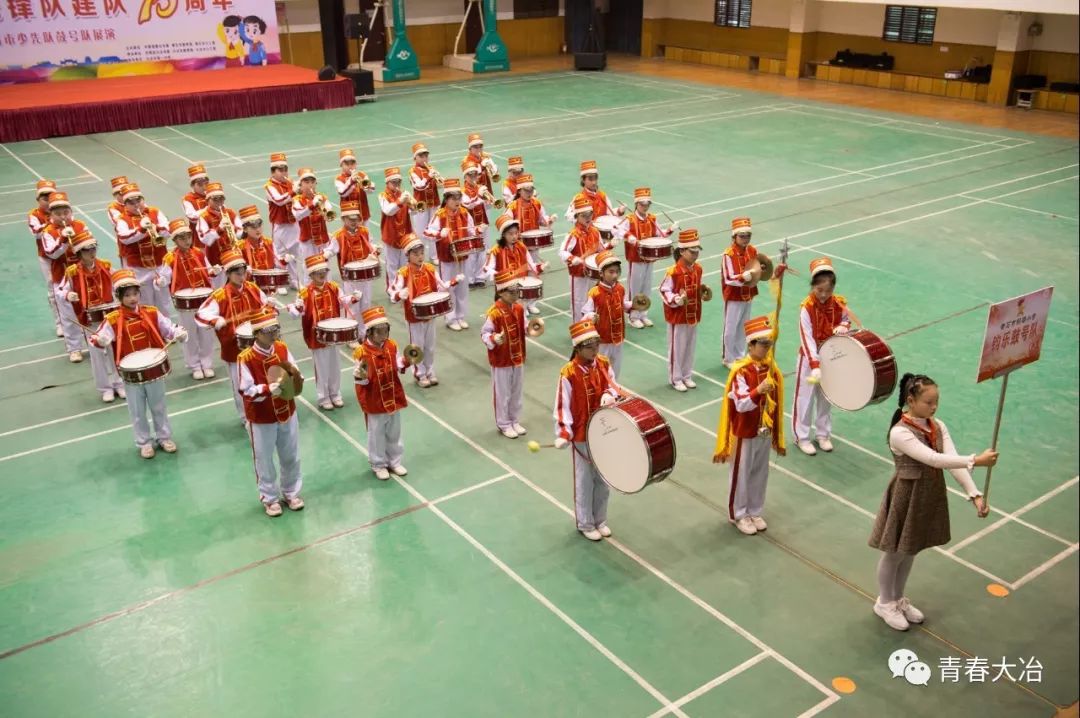 来自铜都小学"钧乐"鼓号队由37名少先队员组成,他们神采飞扬,英姿勃