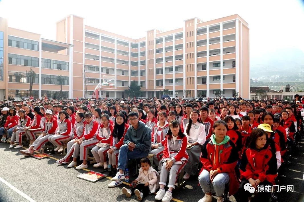 昨天的泼机中学太美了,镇雄多位知名音乐人都朝这里跑