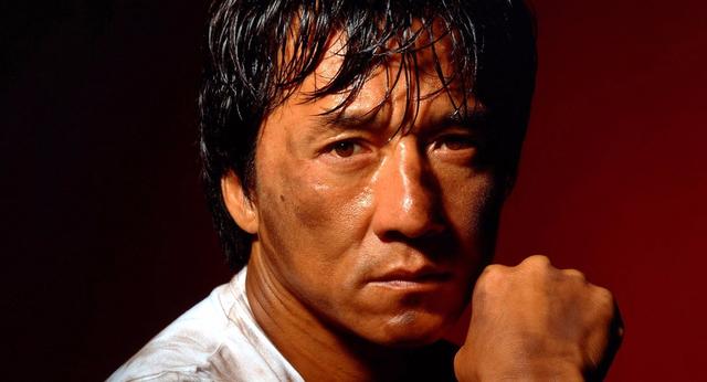 成龙65岁了手臂肌肉线条依旧明显,年轻小伙和他比起来像白斩鸡