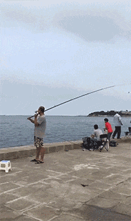 搞笑GIF：钓鱼还没开始就结束了，回家吃饭！_段子