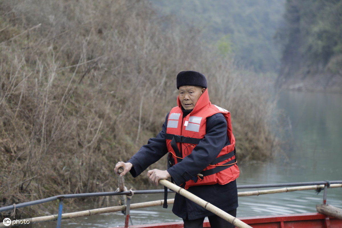 78岁老人免费摆渡24年,只为报答一个恩情_万其珍