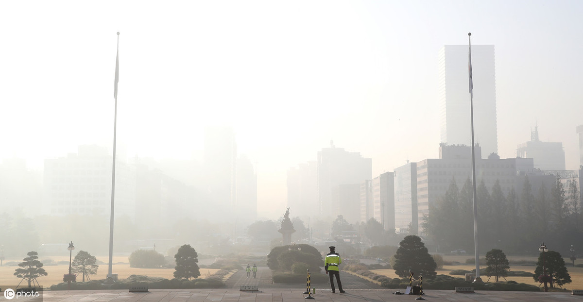 首尔雾霾再现 城市能见度极低 出行人均一口罩