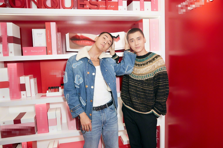 陈伟霆李易峰难得同场 两位帅哥互摸寸头好好