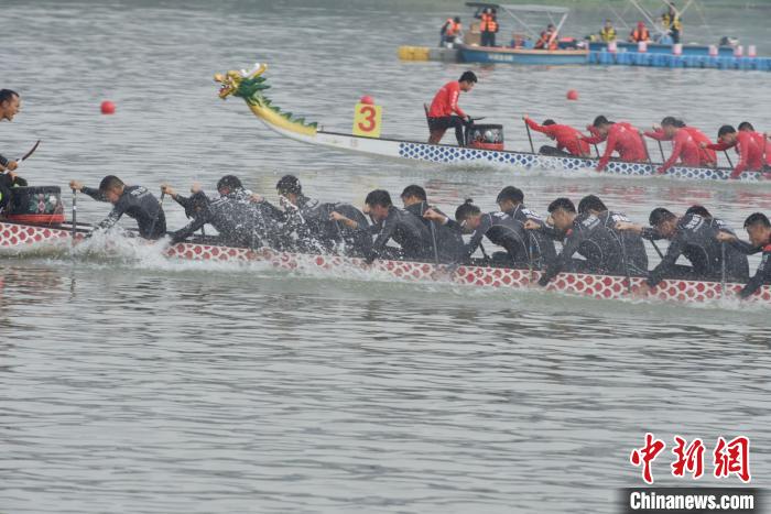 首届中国龙舟大奖赛在广东顺德开锣