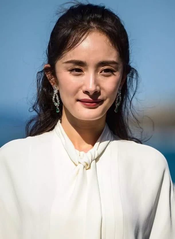 杨幂近照曝光,少女人设要崩?肚子隆起身材臃肿