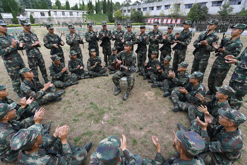 火箭军新兵入营满月:青春在军营绽放