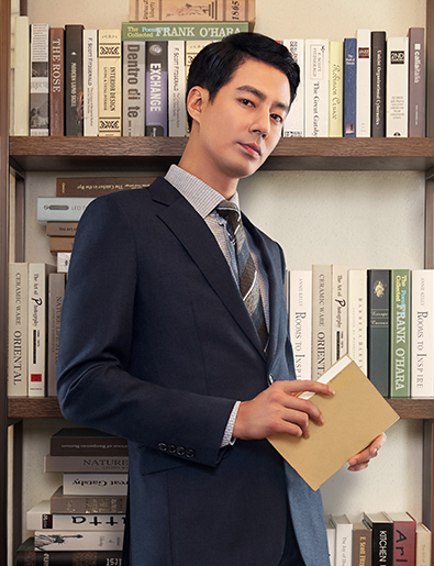 39岁赵寅成越老越帅气 凭借电影霜花店爆红 与