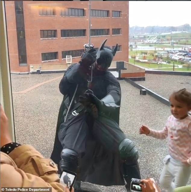 暖心！美警察假扮成“超级英雄”为医院里的孩子带来惊喜