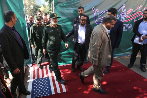 人质事件40周年纪念日前，伊朗反美壁画上新：军官踩着美国国旗入场