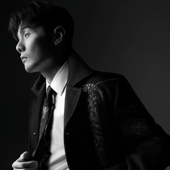 李荣浩把敢问路在何方加歌单吧上热搜了 到底是怎么回事