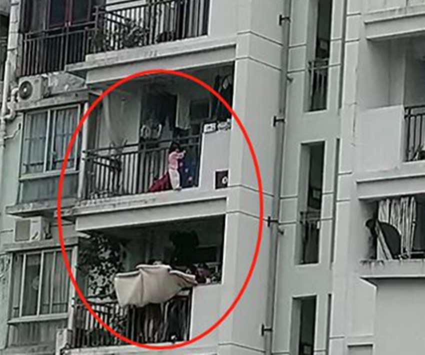 三岁幼童“悬挂”10楼阳台，小区居民拉两层被子施救，终化险为夷