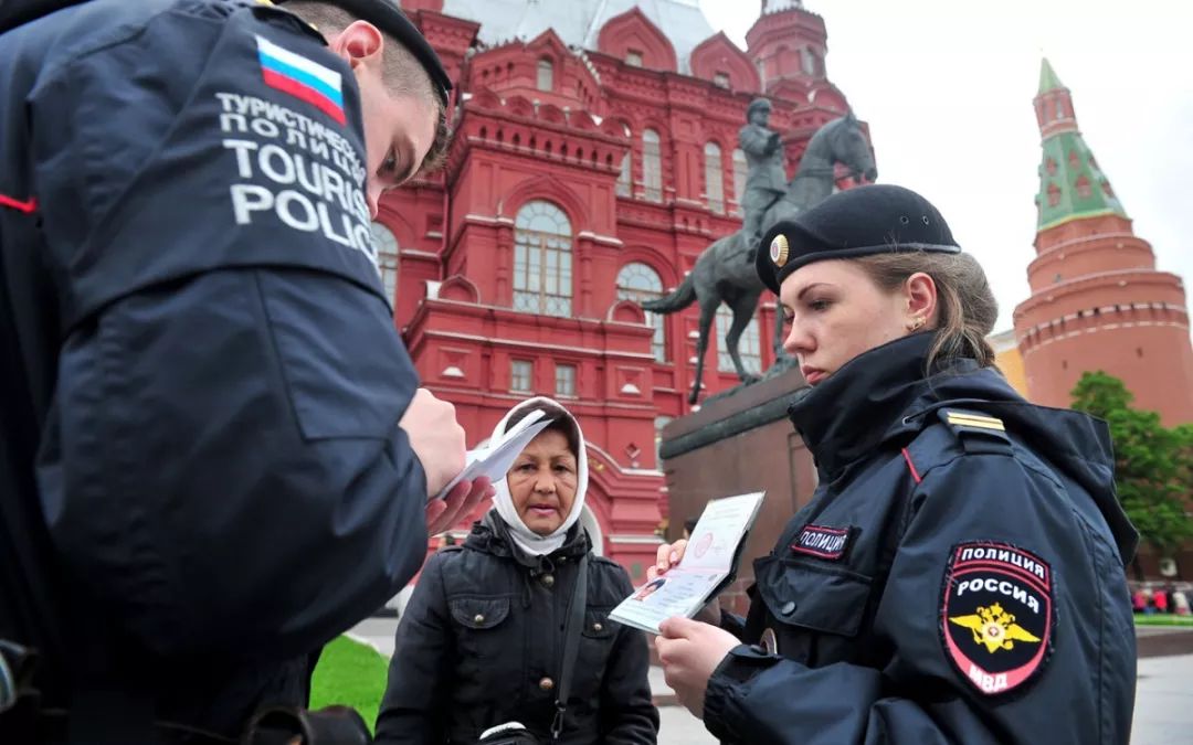 在俄罗斯被警察拦住不要怕这样做帮你解围