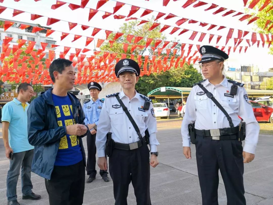 警校联动铸造校园盾牌区公安厅考察团到我校视察指导工作