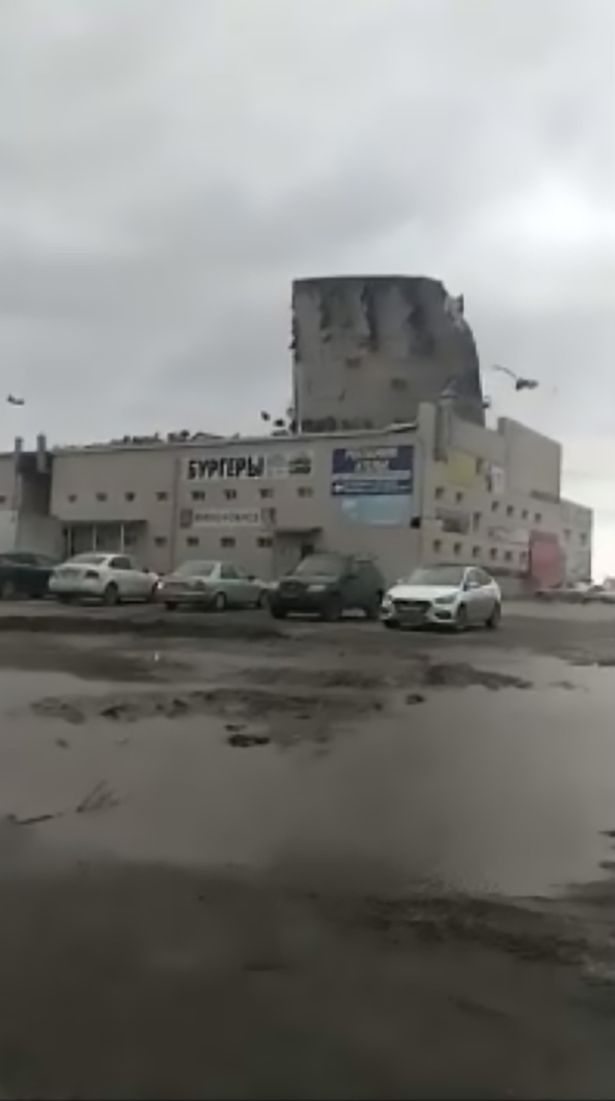 狂风吹倒俄罗斯一三层购物中心屋顶 幸无人伤亡