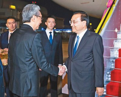 李克强抵达曼谷出席东亚合作领导人系列会议并对泰国进行正式访问