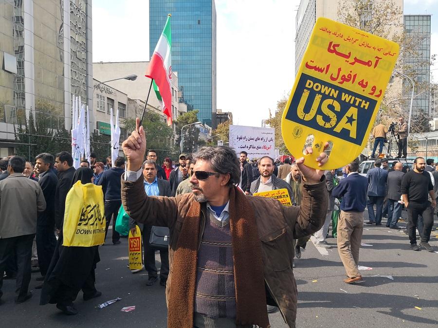 伊朗民众举行示威游行抗议美国制裁