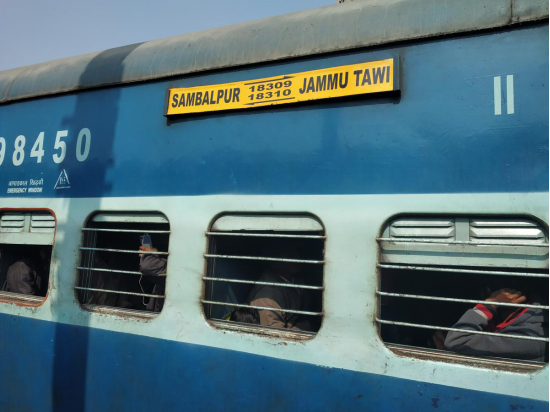 新手机被抢,印度青年跳火车追贼坠亡印网友看法不一