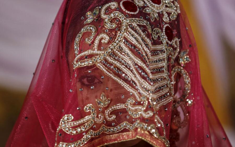 印媒：因担心家人去世，印度男子过去30年每天都打扮成新娘