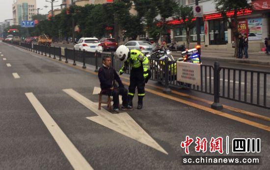自贡：残疾“板凳大叔”路中艰难挪行警员上前“温暖抱”