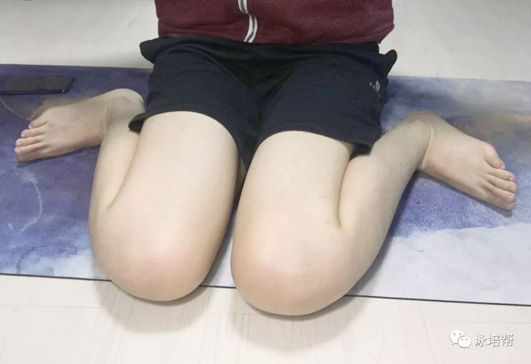 臀部慢慢向下坐,根据自身条件缓慢进行,直至臀部坐在两腿之间的地面