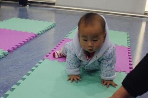 怎么教宝宝爬行视频 639399613718489b882cb9c75c4e7e64.jpeg