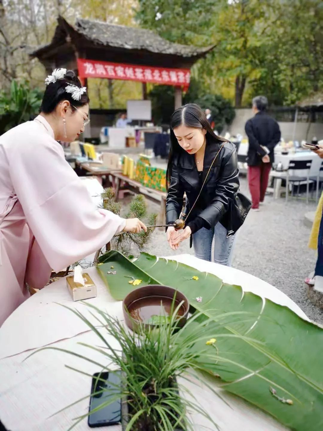 新闻详情 2019年11月2日,龙润茶华东区与安徽分公司携手东篱书院,于